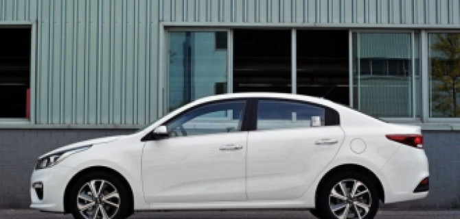 В Сети появились фото салона новой KIA Rio