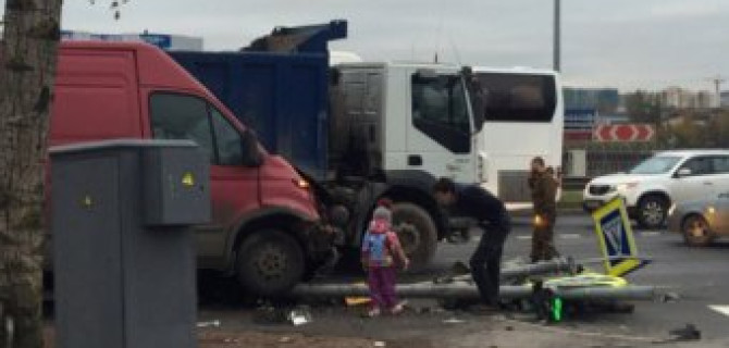 Массовое ДТП на Октябрьской набережной в Петербурге