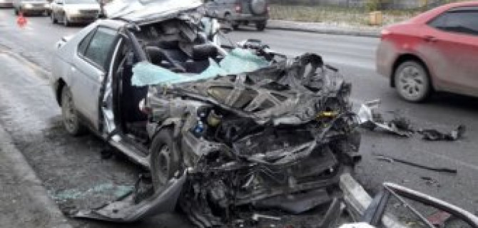 В Екатеринбурге Nissan влетел в фуру: погиб водитель