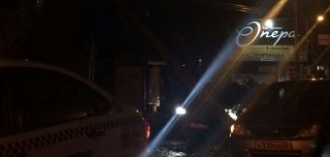 В Барнауле Infiniti сбил двух девушек и врезался в столб