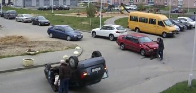 ДТП с опрокидыванием автомобиля "Шкода" - столкновение с "Фольксвагеном" в дворовой территории