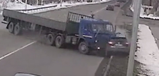 В Новокузнецке КамАЗ снес легковушку: погиб человек