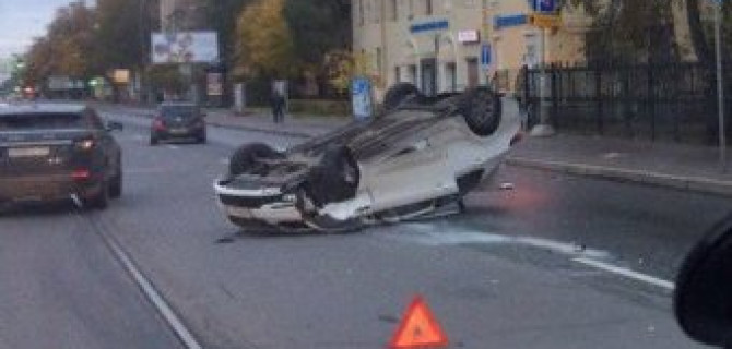В Петербурге после ДТП KIA перевернулась на крышу