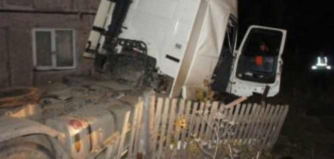 Пьяный водитель грузовика устроил ДТП с пятью погибшими на Урале