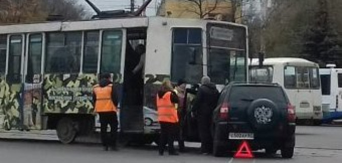 В Смоленске столкнулись внедорожник и трамвай
