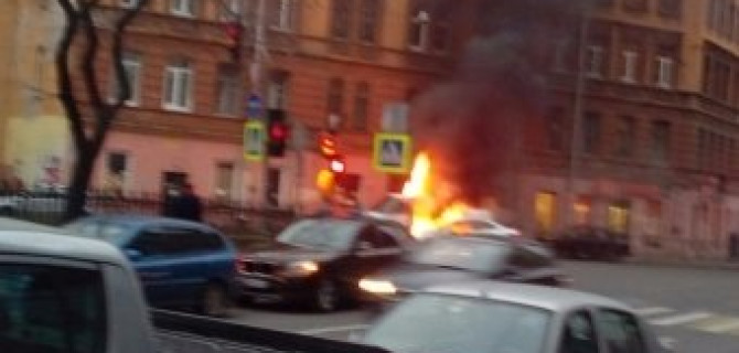 В центре Петербурга после ДТП загорелись «Газель» и такси