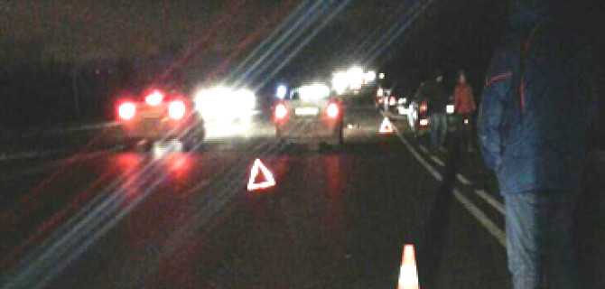 Под Самарой погибла женщина, попав сразу под два автомобиля