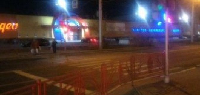 В Иркутске автомобиль сбил женщину с ребенком на переходе и скрылся