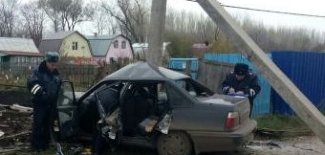 В Стерлитамаке пьяный водитель врезался в столб: погибла девушка