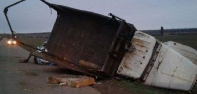 В Башкирии пьяный водитель грузовика протаранил машину ГИБДД