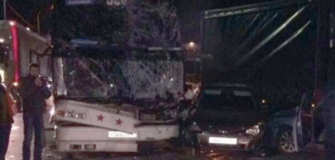 Рейсовый автобус устроил массовое ДТП на трассе "Дон"