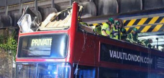 В Лондоне двухэтажный автобус не смог пройти под мостом - более 20 пострадавших