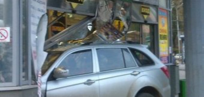 В Самаре пожилой водитель на иномарке въехал в торговый центр