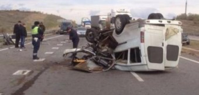 Под Ростовом маршрутка столкнулась с грузовиком и перевернулась, есть погибшие