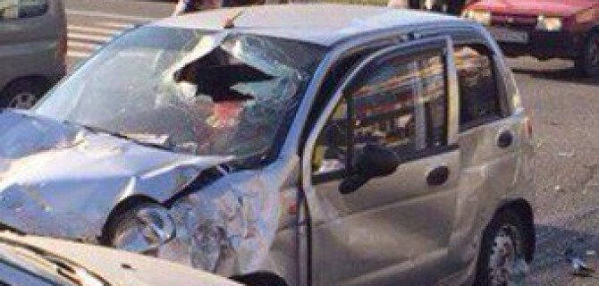 В Петербурге в ДТП пассажирка вылетела через переднее стекло с заднего сиденья, но осталась жива