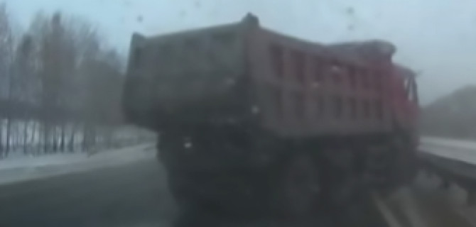 Появилась запись с видеорегистратора автомобиля, попавшего под Новосибирском в ДТП со «Скорой»