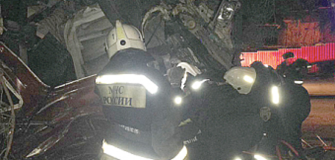 В Иркутске бетоновоз потерял управление: водитель погиб, пассажир получил тяжелые травмы