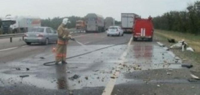 На подъезде к Ростову-на-Дону в результате ДТП загорелась "Газель" - водитель погиб