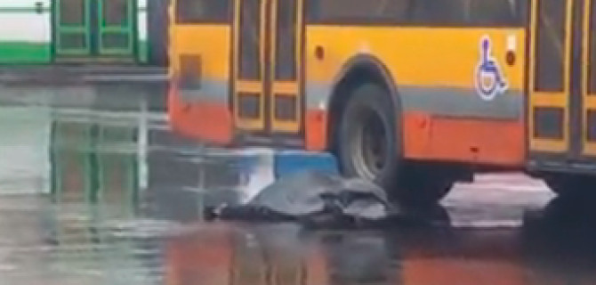 В Москве на разворотной площадке автобусов погибла пожилая женщина