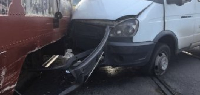 Во Владивостоке маршрутка врезалась в трамвай, пострадала 11-летняя девочка