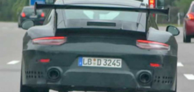 В Интернет попали шпионские фотоснимки нового автомобиля Porsche 911 GT2