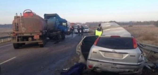 Под Воронежем Ford Focus врезался в грузовик с цистерной - водитель не выжил