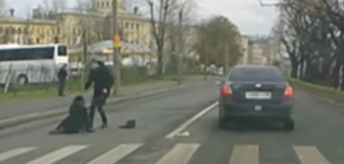 В Петербурге водитель сбил девушку на переходе, посадил к себе в машину и попытался увезти
