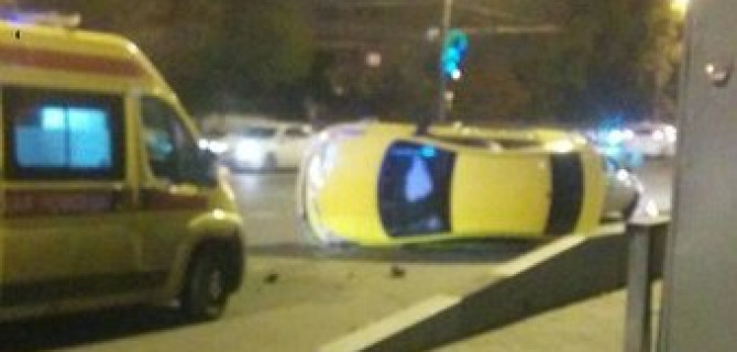 В Краснодаре опрокинулось такси с детьми