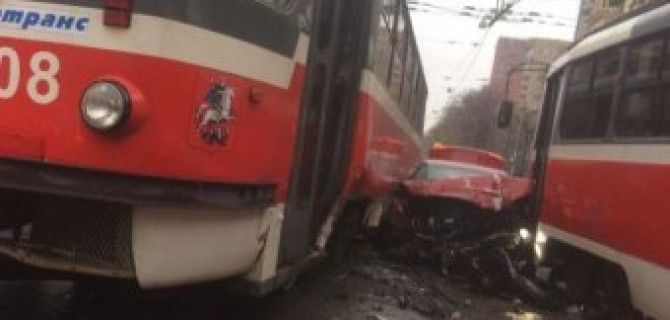 В Москве трамваи зажали легковушку