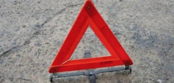 Под Самарой иномарка врезалась в рекламную стелу: погибли два человека