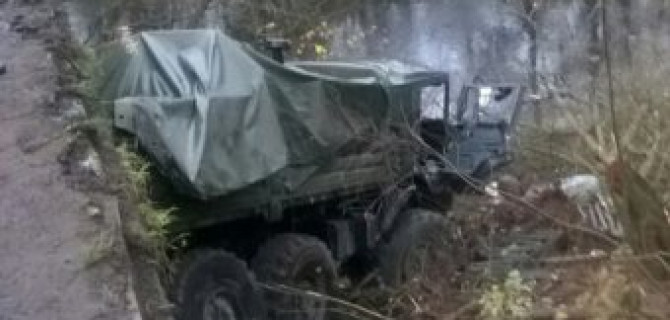 В Ленобласти военный грузовик с тремя срочниками упал с пешеходного моста