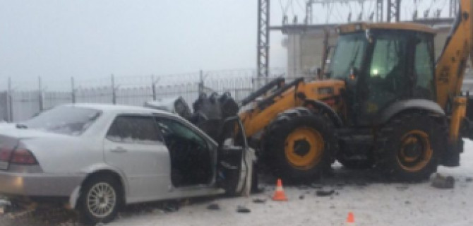 В Новокузнецке иномарка протаранила экскаватор: погибли двое