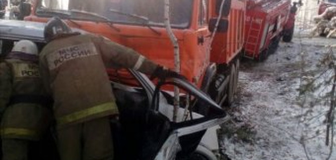 Под Невьянском в ДТП с КамАЗом погибли женщина и ребенок