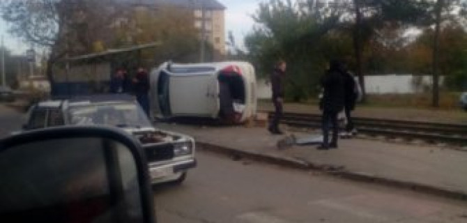 В Краснодаре иномарка врезалась в остановку и перевернулась