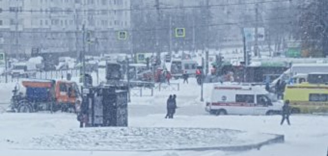 В Петербурге женщина попала под снегоуборочную машину