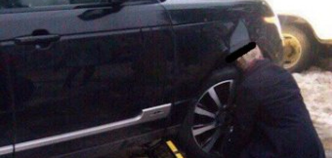 В Москве Range Rover убил водителя при попытке поменять колесо