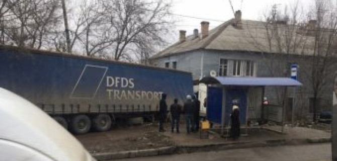 В Самаре фура едва не снесла остановку и дом