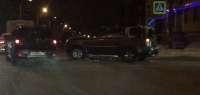 Кроссовер Honda разбил бок легковой Hyundai Solaris на Мориса Тореза / Рашетова