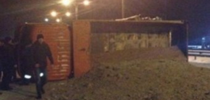 В ДТП в Ростовской области грузовик раздавил иномарку: погибли двое