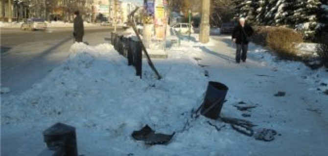 В Нижнем Тагиле автомобиль влетел в остановку с людьми