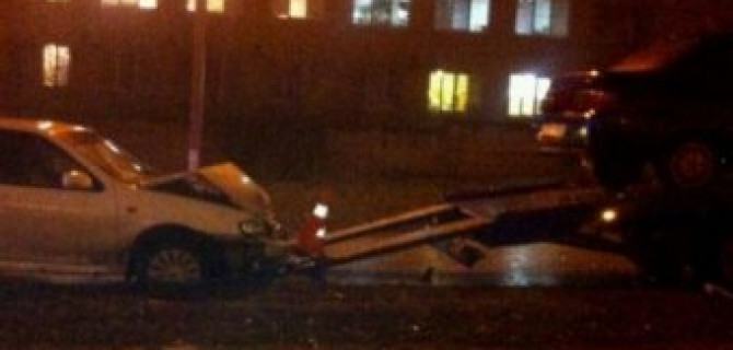 Водитель иномарки протаранил эвакуатор, сбил водителя и скрылся с места ДТП в Волгограде