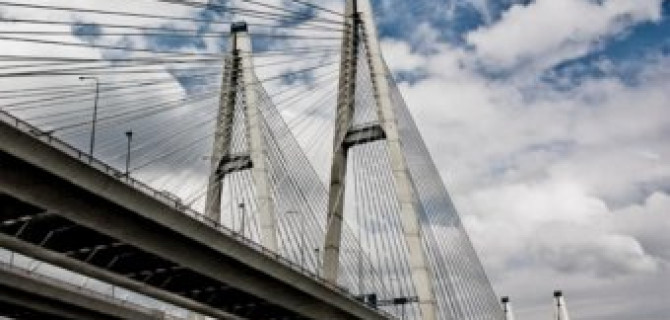 На Большом Обуховском мосту через реку Нева до середины декабря ограничат движение по внутреннему кольцу КАД