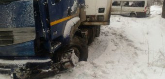 Под Иркутском столкнулись маршрутка и грузовик: есть пострадавшие