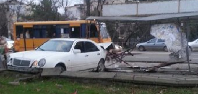 В Симферополе иномарка насмерть сбила человека на остановке