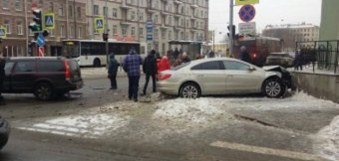 На Лиговском проспекте в Петербурге автомобиль врезался в дом