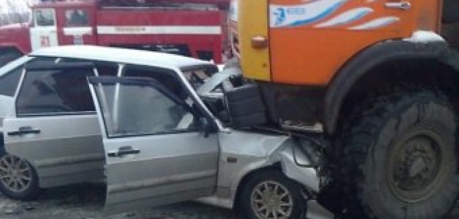 В Воронежской области грузовик раздавил легковушку