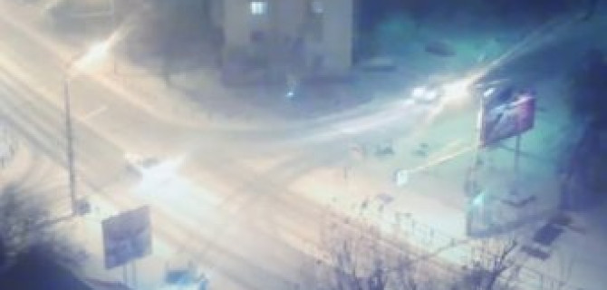 В Астрахани Hyundai сбил светофор и скрылся с места ДТП