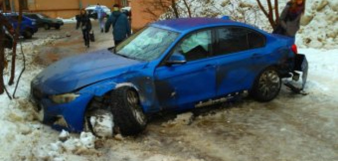 В Петербурге 18-летний водитель BMW сбил светофор и женщину