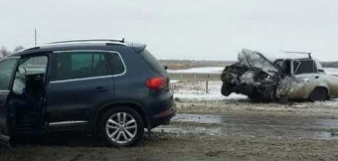 В лобовом ДТП под Астраханью погиб человек