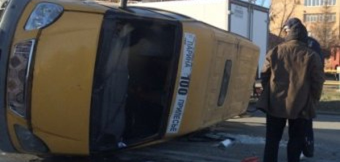 В Тольятти в ДТП с перевернувшейся маршруткой пострадали люди